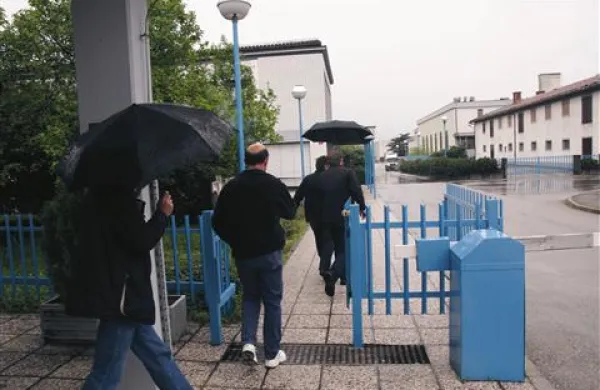 Delavci Mipa so po uvedbi stečaja aprila 2009 takole šli dvigniti delavske knjižice; v Mipu jih je delalo več kot 750