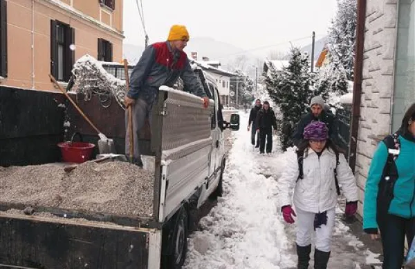  V Tolminu so tudi včeraj pridno čistili pločnike in ceste 
