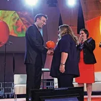 Urednik slovenskega programa Radia Koper Andrej Šavko čestita letošnji zmagovalki