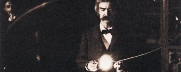 Mark Twain se igra z visokofrekvenčnimi tokovi v Teslovem laboratoriju. Nikola Tesla je v ozadju fotografije. Twain je bil očaran nad Teslo.