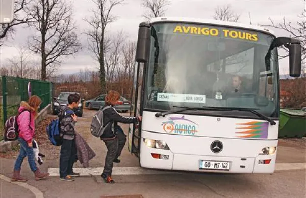 Storitev prevozov otrok skoraj po vsem Krasu in Brkinih izvaja podjetje Avrigo