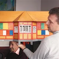 Pobudnik obnove Martin Kolenc z maketo čebelnjaka Davida Rupnika