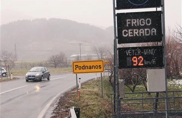 Zaradi burje so omejili promet tako na hitri cesti čez Rebrnice kot na regionalni cesti med Podnanosom in Ajdovščino