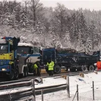 Prevrnjena madžarska prikolica je pri Ravbarkomandi za več kot štiri ure povsem zaprla promet proti Ljubljani