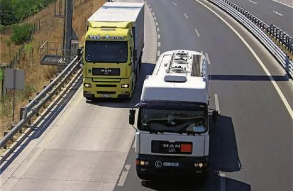 Ker naj bi od voznika tovornjaka zahteval nekaj deset evrov v zameno za to, da bi zamižal pri plačilu globe zaradi prekrška, je koprsko tožilstvo na zatožno klop koprskega sodišča postavilo 42-letnega cestninskega nadzornika