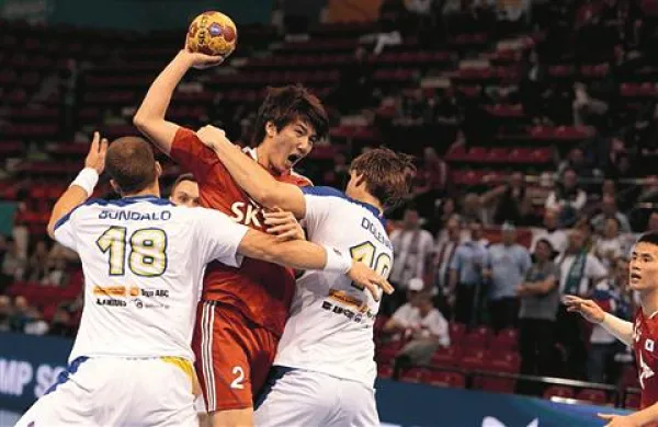 Obramba 6-0 (Uroš Bundalo in Jure Dolenec zaustavljata korejski napad) je prepoznavni del slovenske igre 