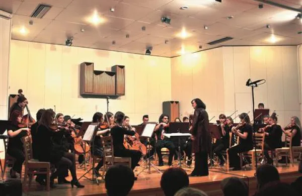 Godalni orkester Glasbene šole Postojna je pripravil pester program 