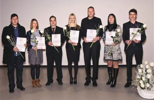 Druga generacija, ki je naziv inženir(ka) pridobila v Sežani (z leve): Matej Vidmar, Maruša Ličen, Matej Erjavec, Nika Furlani, Peter Poles, Petra Cupać in Marko Krašovec. Manjkata Miha Matavž in Denis Komen. 
