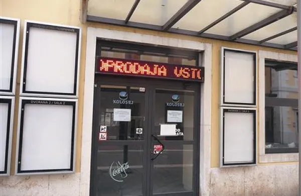 V Koloseju zagotavljajo, da bodo  kmalu odpravili težave s še vedno delujočim elektronskim zaslonom nad že dolgo zaprtimi vrati kina v Kopru