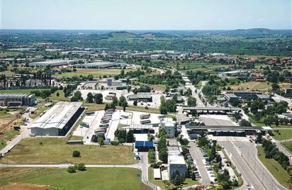 Napovedi, kaj vse bodo postavili na MMP Vrtojba, je veliko, uresničila se ni še nobena. Alea Iacta ni dobila soglasja za igralni salon, Lesnino, ki je nameravala postaviti nakupovalni center,  pa je ustavila kriza. 