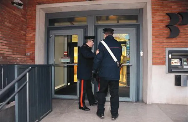 Neznanec je v četrtek oropal banko v središču Gorice