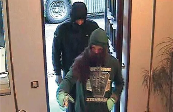Roparje zlatarne v Ljubljani je posnela kamera