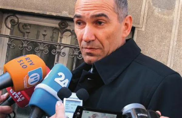 “V zamejstvu in po svetu živi okoli pol milijona Slovencev, na katere je domovina v preteklosti prevečkrat pozabila,” je dejal Janez Janša Foto: STA