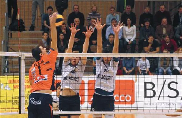Odbojkarji Salonita Anhovo (v belem) so zabeležili zmago v gosteh (fotografija je iz arhiva) Foto: Igor Mušič 