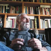 Josip Osti v domači tomajski sobi 