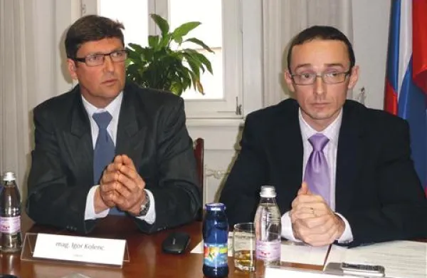 Igor Kolenc se  vse bolj naslanja na Marka Unterlechnerja (desno), kar je opaziti   tudi na   novinarskih  konferencah