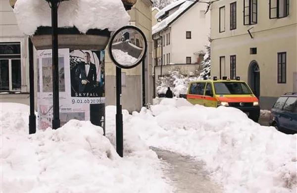 Zaradi obilice snega so se reševalci na poti v psihiatrično bolnišnico znašli v  resnih težavah
