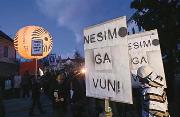 Protestniki po odstopu mariborskega župana Franca Kanglerja zahtevajo še razpustitev mestnega sveta