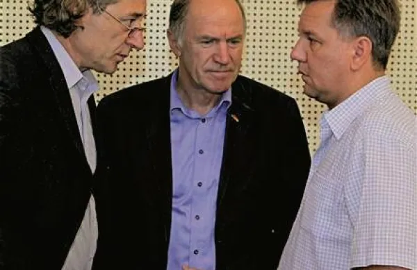 Medtem ko sindikalna stran zahteva pogajanja tako o masi za plače javnih uslužbencev kot o načinu znižanja te mase, pa vladna stran vztraja, da pogajanja o tem niso mogoča. Foto: STA.