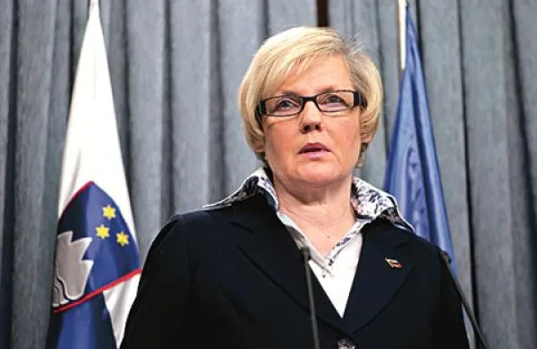 Predsednica mandatno-volilne komisije DZ Sonja Ramšak je protikorupcijsko komisijo pozvala, da v skladu z zakonom posreduje poročilo o delu za leto 2011