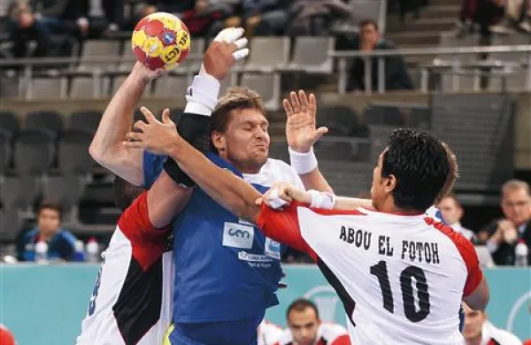 Po ponedeljkovem zmagoslavju nad Egipčani se bodo slovenski rokometaši jutri borili za uvrstitev v polfinale