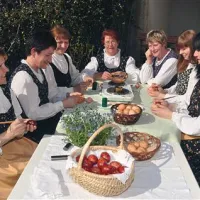 Pisanje pirhov ob prazniku šempav
