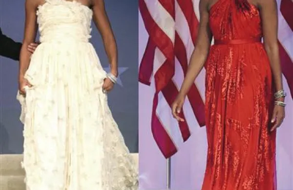 Michelle Obama se je odločila za dolgo rdečo obleko iz šifona in žameta s prekrižanima naramnicama, ki jo je zanjo tako kot pred štirimi leti oblikoval na Tajvanu rojeni newyorški oblikovalec Jason Wu