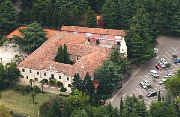 Hotelu Convent so nadeli kategorijo štirih zvezdic, s čimer so ustregli  potrebam zahtevnejših gostov 