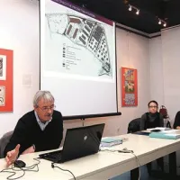 V ospredju projektant Gorazd Kobal iz PS Prostor, v ozadju predstavnici občine