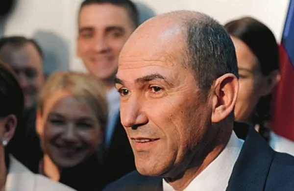Janez Janša za zdaj molči, zato še ni jasno, kako se bo politični položaj razrešil