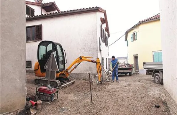 Strnjeno vas  so  zavzeli kopači in tovornjaki   