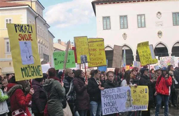 V Kopru se je zbralo več kot tisoč protestnikov