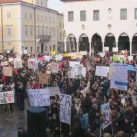 V Kopru se je zbralo več kot tisoč protestnikov