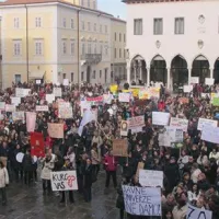 V Kopru se je zbralo več kot tisoč protestnikov