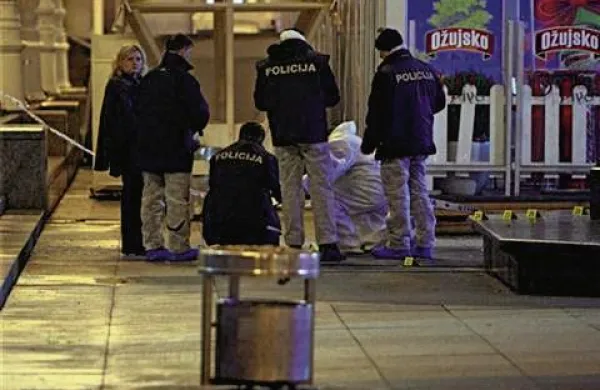 Na Trgu bana Josipa Jelačića v Zagrebu je zgodaj davi odjeknila manjša eksplozija, ki je povzročila gmotno škodo, poškodovanih pa ni bilo. Foto: index.hr. 