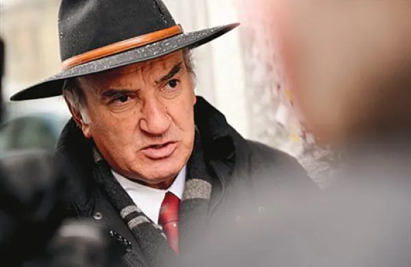 Z mesta državnega sekretarja v kabinetu predsednika vlade je danes nepreklicno odstopil Ljubo Jasnič, sicer generalni sekretar stranke Desus