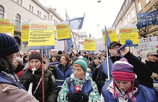 Po ocenah sindikatov je anes stavkalo skoraj 100.000 zaposlenih