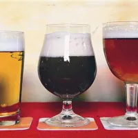 Pravo pivo v pravi kozarec: svetlo, temno in posebno, samostansko pivo (z leve)