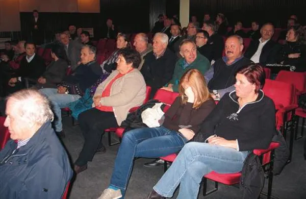 V veliki dvorani Doma na Vidmu se je na javni tribuni zbralo kakih 130 ljudi