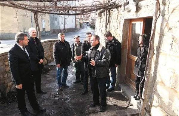 Nekdanji kmetijski minister Dejan Židan (prvi z leve) je na obisku v istrskem zaledju med drugim obiskal tudi degustacijski center v Padni  