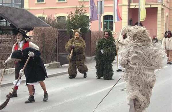 Pust, krivec vseh cerkljanskih težav, že pometa pred občino, a  so negativni razvojni trendi občine vse bolj pereči in resni