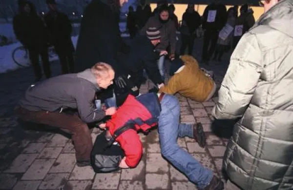 S Policijske uprave Maribor so danes sporočili, da je pred Zavodom Antona Martina Slomška v Mariboru, kjer je bila javna tribuna Zbora za republiko, neznani kolesar napadel protestnike in zbežal