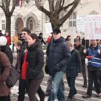 V Postojni se je pohoda po mestu udeležilo približno 300 ljudi 