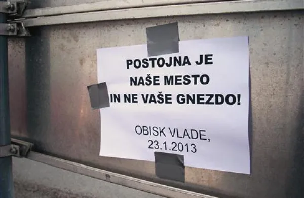 Desnici sicer naklonjena Postojna je vlado sprejela z negostoljubnimi plakati