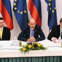 Janša z ministroma Černačem (levo) in Bogovičem na tiskovni konferenci, kjer  premier še ni vedel za izstop Državljanske liste iz koalicije