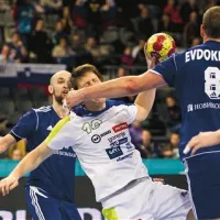 Ruski rokometaši so predvčerajšnji dodobra pretepli slovenske rokometaše, a so se kljub temu pritoževali nad sojenjem