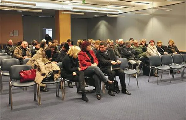 Včeraj je vodstvo Kobilarne Lipica skupaj s predstavniki sindikatov in zavoda za zaposlovanje predstavilo proces nadaljnjega odpuščanja   