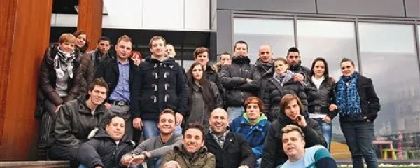Za drugo sezono akademije so organizatorji prejeli nekaj več kot 70 prijav. Udeležence so vabili prek  območnih služb zavodov  za zaposlovanje v  Ljubljani, Kranju, Mariboru, Novem  mestu in Ajdovščini. Na osebne razgovore  so minulo soboto v Ajdovščino povabili 22 kandidatov;  izbrali so jih 13. Letos je bilo nekaj manj prijav kot lani, saj so iskali le mlade, ki imajo veliko željo  za delo v kuhinji.