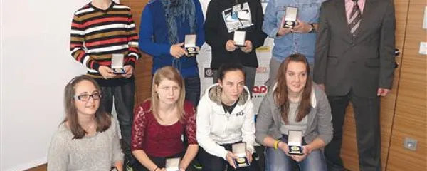 Nagrajenci s predsednikom zveze  (z leve v zgornji vrsti): Tilen Cvetko, Ludvik Peršolja, Darko Jorgič,  Bojan Tokič; spodnja vrsta: Katrina Sterchi, Zala Veronik, Nina Zupančič in Nina Pavlin.