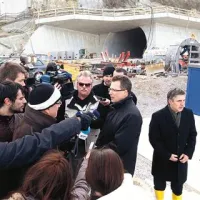 “Ta predor je  eden izmed redkih, kjer pogodbena vrednost gradnje ne bo  presežena,” je zadovoljen Černač. Za njim na fotografiji predsednik uprave Darsa Matjaž Knez.